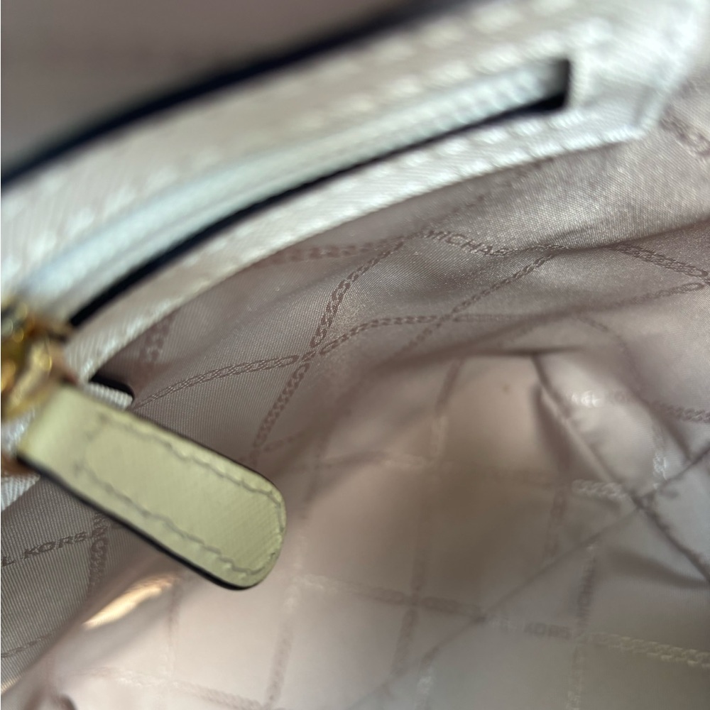 Michael Kors White Leather Handbag with Adjustable Removable Crossbody Strap - Picture 9 of 10
